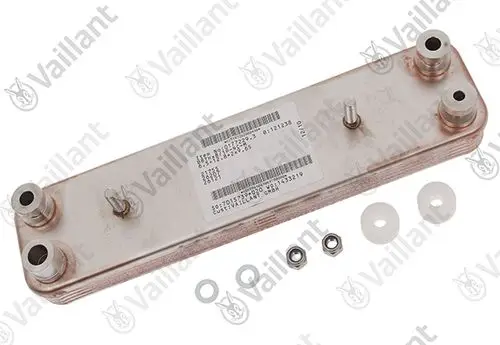 Vaillant Wärmetauscher mit mehreren Anschlüssen, montiert auf einer flachen Oberfläche. Im Bild sind auch einige Zubehörteile wie Dichtungen und Schrauben zu sehen.